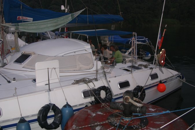 84- Amarrage pour la nuit  sur le lac Gatun et apero 